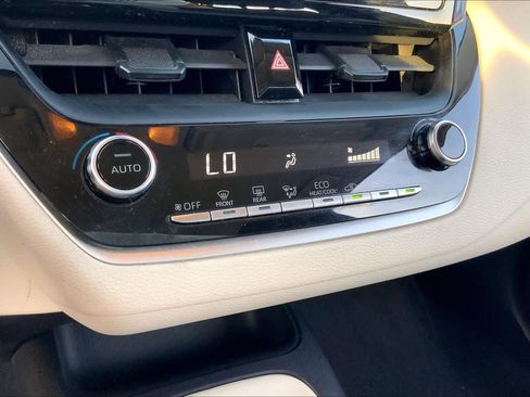 Used 2022 Toyota Corolla LE FWD image 32