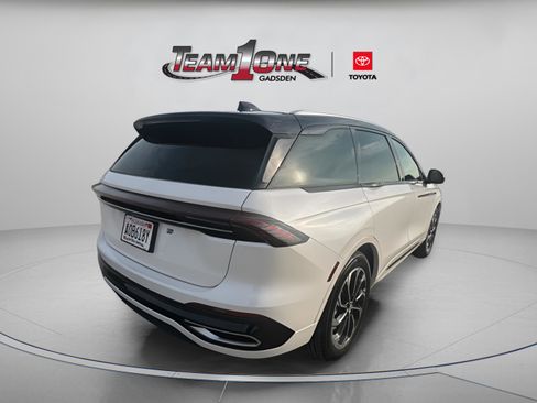 Used 2025 Lincoln Nautilus Reserve image 6