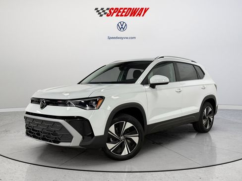 New 2025 Volkswagen Taos SE image 3