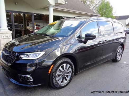 Used 2021 Chrysler Pacifica Touring-L FWD image 1