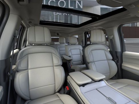 New 2026 Lincoln Navigator Reserve AWD/4WD image 10