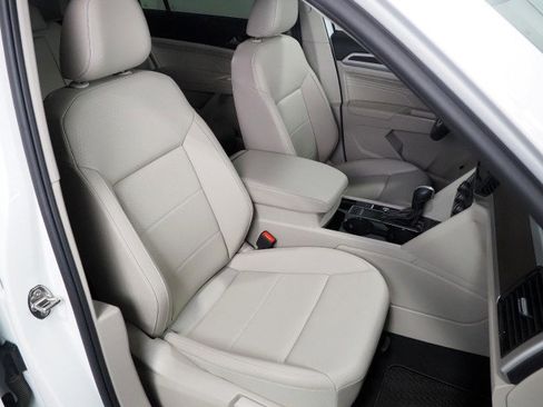 Used 2023 Volkswagen Atlas SE w/ Technology Package image 2