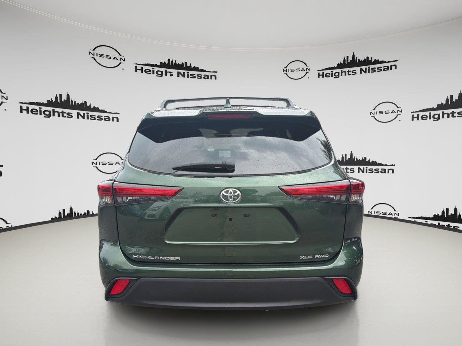 Used 2023 Toyota Highlander XLE AWD/4WD image 4