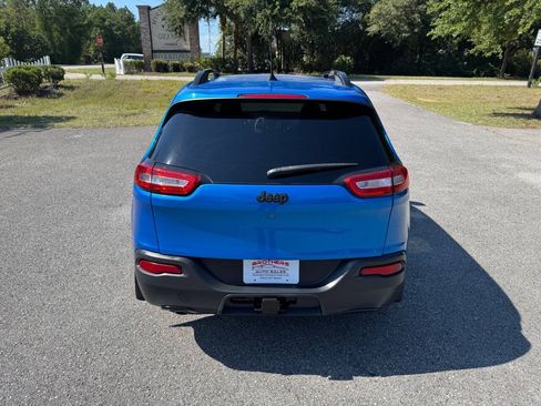 Used 2018 Jeep Cherokee Latitude w/ Altitude Package FWD image 5