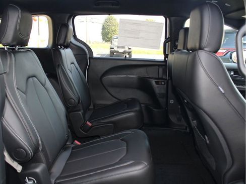 New 2026 Chrysler Pacifica Select image 26