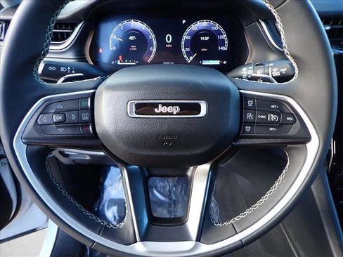 Used 2023 Jeep Grand Cherokee Laredo image 13