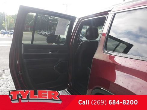 Used 2024 Jeep Wagoneer L Series II w/ Flexible Seating Group AWD/4WD image 17