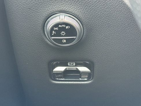 Used 2024 Mercedes-Benz GLC 300 4MATIC image 17