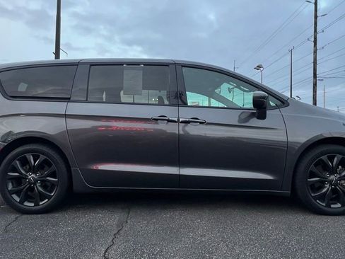 Used 2018 Chrysler Pacifica Touring Plus w/ S Appearance Package image 9