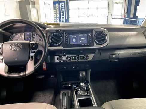 Used 2018 Toyota Tacoma SR5 AWD/4WD image 18