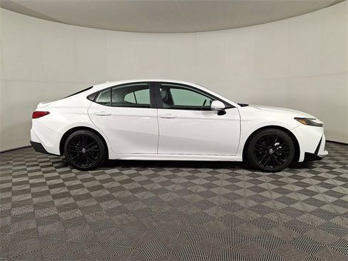 Used 2025 Toyota Camry SE image 10