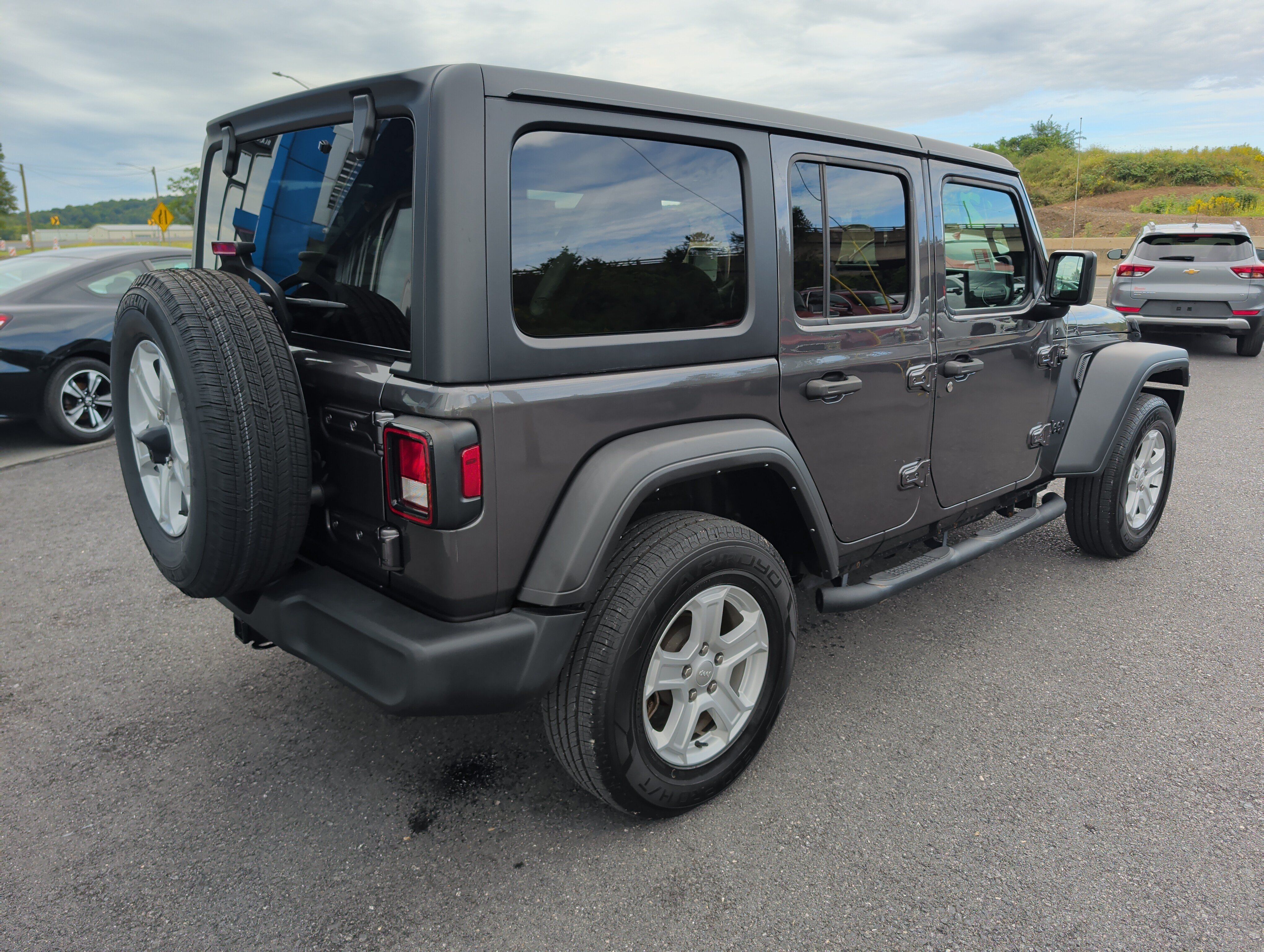 Used 2022 Jeep Wrangler Unlimited Sport AWD/4WD image 3
