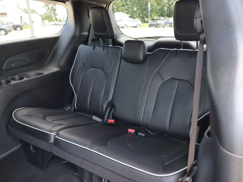 Used 2024 Chrysler Pacifica Premium FWD image 11
