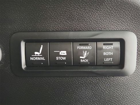 Used 2022 Chrysler Pacifica Pinnacle image 38