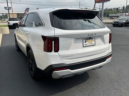 Used 2025 Kia Sorento LX FWD image 9