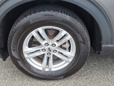 Used 2022 Ford Explorer XLT w/ Equipment Group 202A image 8