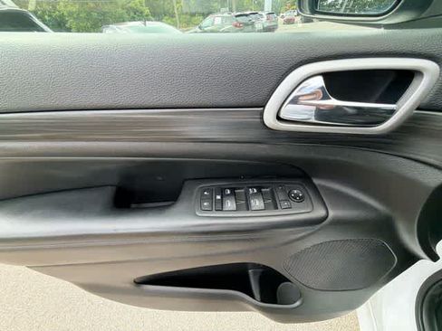 Used 2019 Jeep Grand Cherokee Altitude AWD/4WD image 20