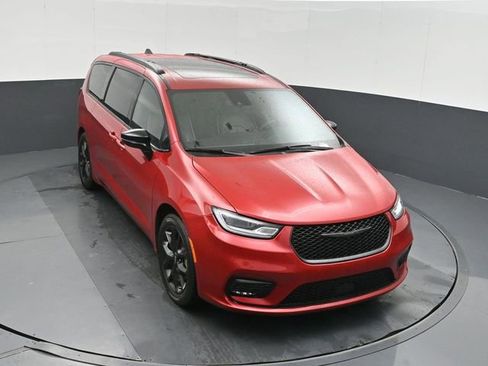 Used 2025 Chrysler Pacifica Limited FWD image 38