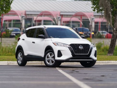 Used 2021 Nissan Kicks S FWD image 2