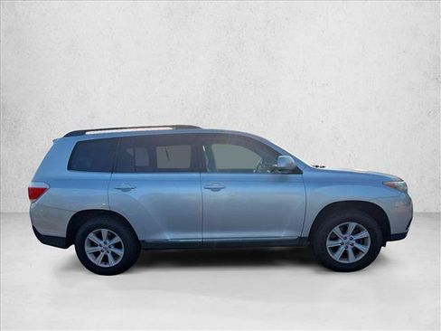 Used 2013 Toyota Highlander FWD w/ Cold Weather Pkg image 4