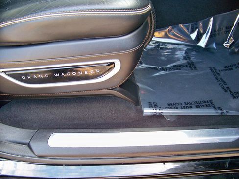 Used 2022 Jeep Grand Wagoneer Series III w/ Rear Seat Video Group 1 AWD/4WD image 32