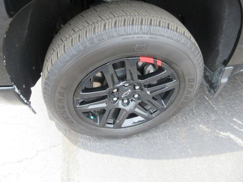 Certified 2025 Chevrolet Silverado 1500 RST w/ Redline Edition AWD/4WD image 15