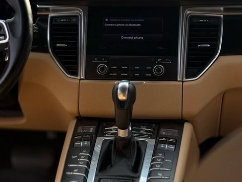 Used 2018 Porsche Macan AWD/4WD image 19