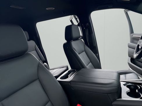 Used 2025 Chevrolet Suburban Z71 image 22