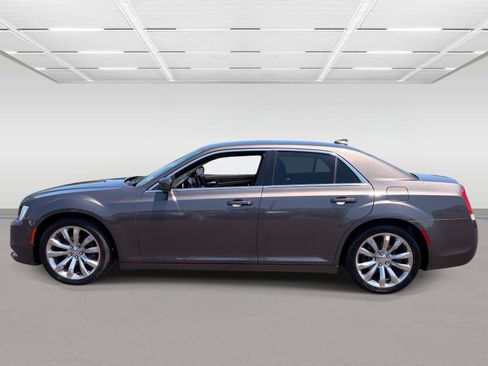 Used 2018 Chrysler 300 Touring L RWD image 2