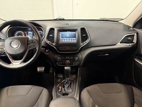 Used 2019 Jeep Cherokee Latitude w/ Comfort & Convenience Group AWD/4WD image 18