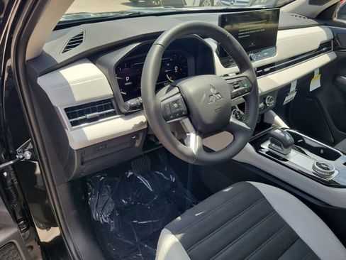New 2025 Mitsubishi Outlander SE image 23