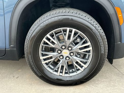 Used 2025 Chevrolet Traverse LT image 10