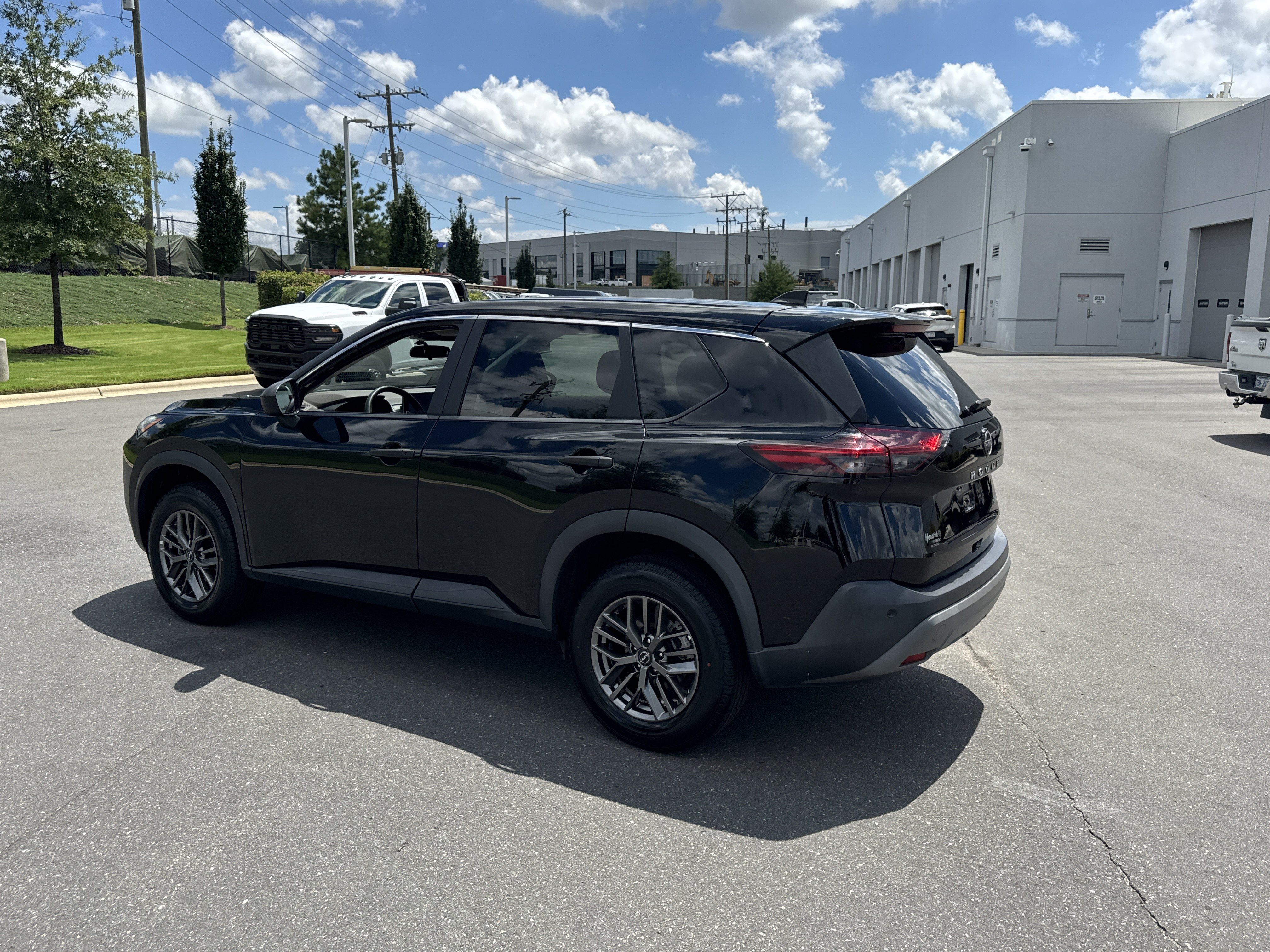 Used 2023 Nissan Rogue S AWD/4WD image 8