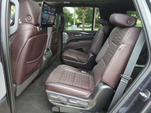 Used 2023 Cadillac Escalade Premium Luxury Platinum AWD/4WD image 22