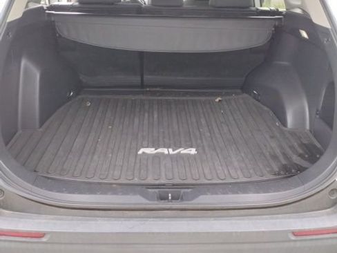 Used 2022 Toyota RAV4 LE AWD/4WD image 6