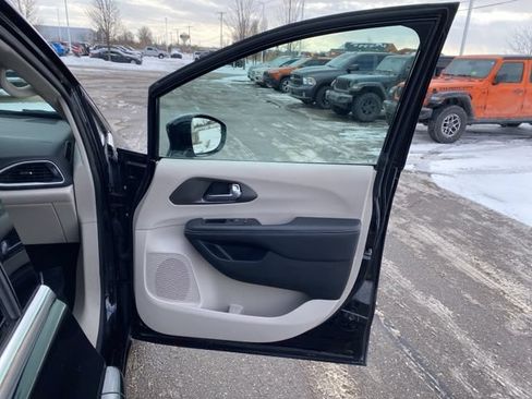 Used 2024 Chrysler Pacifica Touring-L FWD image 31