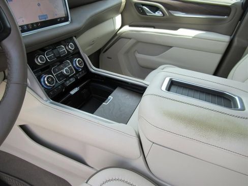 Used 2021 GMC Yukon XL Denali w/ Denali Premium Package RWD image 16