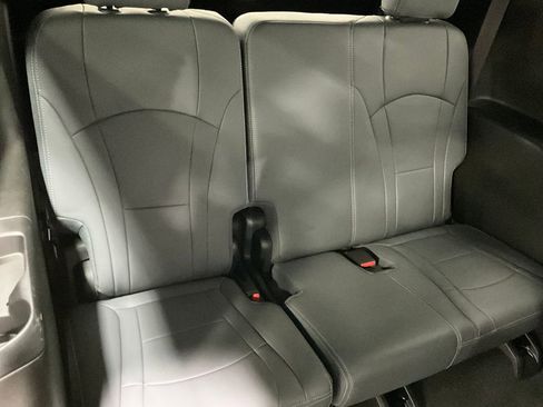 Used 2024 Buick Enclave Essence image 25