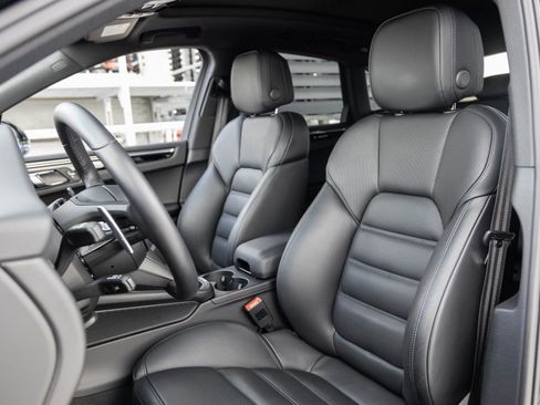 Certified 2026 Porsche Macan image 5