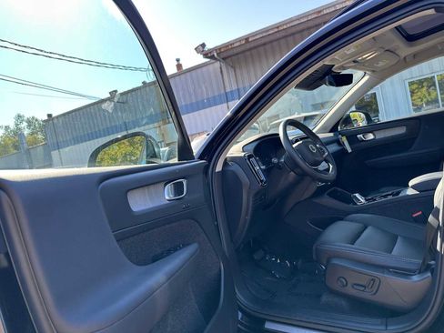 Used 2025 Volvo XC40 B5 Plus w/ Climate Package image 19