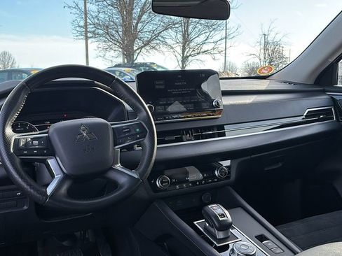 Used 2024 Mitsubishi Outlander SE image 13