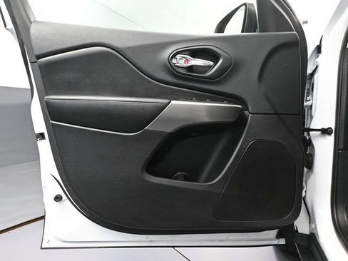 Used 2019 Jeep Cherokee Latitude w/ Popular Appearance Group image 19