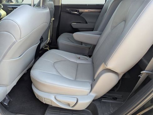 Used 2024 Toyota Highlander Platinum image 16