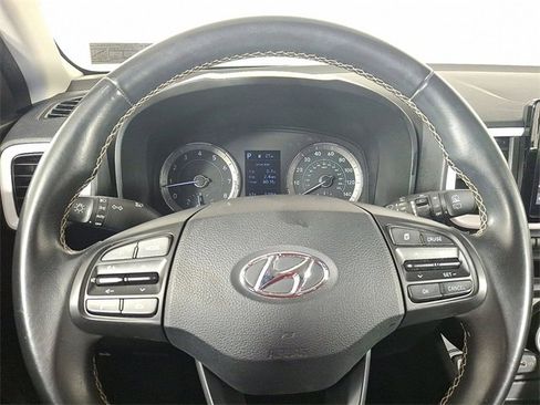 Used 2022 Hyundai Venue Limited image 17