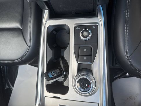Used 2022 Ford Explorer XLT w/ Equipment Group 202A AWD/4WD image 12