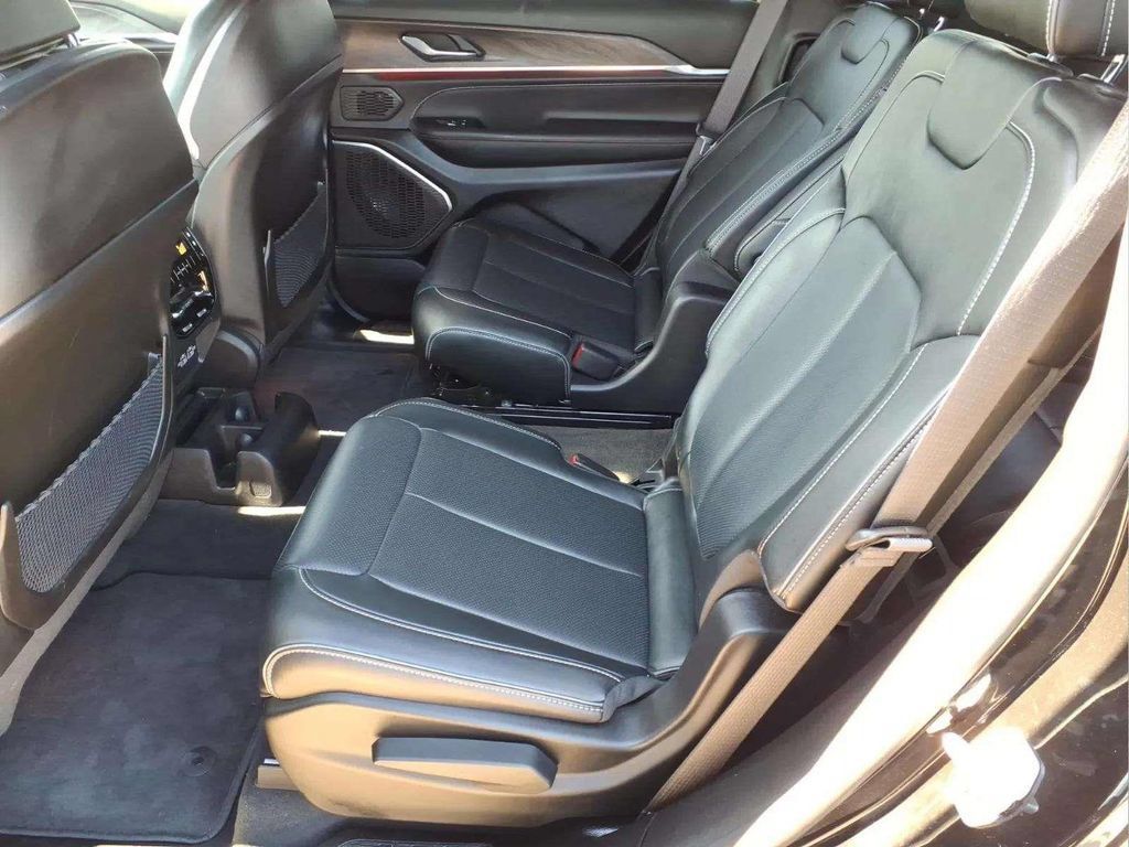 Used 2025 Jeep Grand Cherokee L Overland w/ Luxury Tech Group IV AWD/4WD image 11