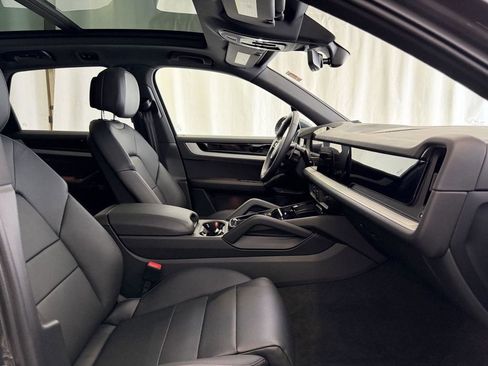 Certified 2025 Porsche Cayenne AWD/4WD image 16