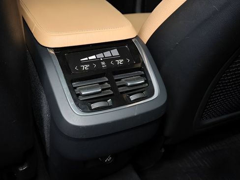 Used 2016 Volvo XC90 T6 Momentum w/ Momentum Plus Package AWD/4WD image 17