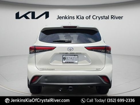 Used 2021 Toyota Highlander L AWD/4WD image 8