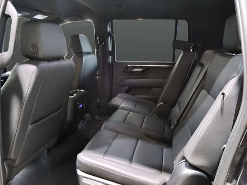 Used 2025 Chevrolet Suburban Z71 image 29